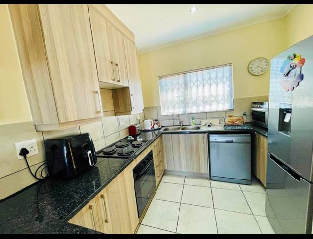 2 BEDROOM TOWNHOUSE FOR SALE IN SOUTH CREST